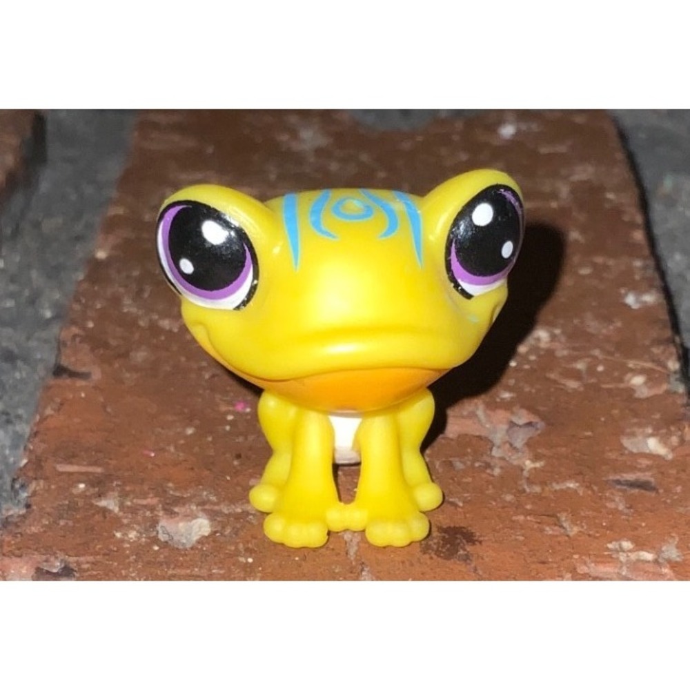 Hasbro Littlest Pet Shop Yellow Frog Purple Eyes Blue #3984 LPS